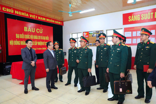 Đồng chí Trần Thế Cương kiểm tra công tác chuẩn bị bầu cử tại phường Sơn Tây, phường Tùng Thiện và xã Đoài Phương