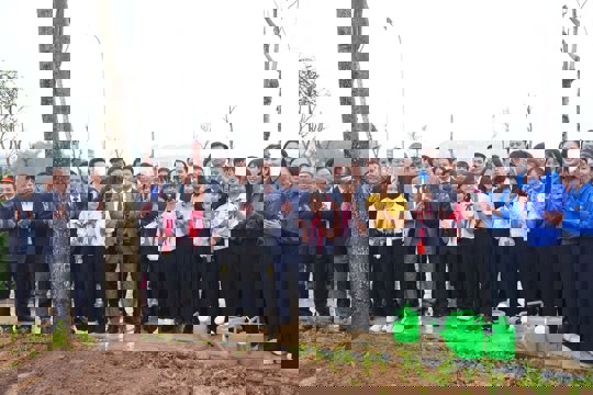 Phó Bí thư Thường trực Thành ủy Hà Nội Nguyễn Trọng Đông dự Tết trồng cây tại Đông Anh 