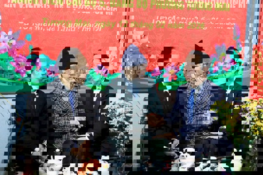 Phó Chủ tịch Thường trực HĐND Thành phố Trần Thế Cương trao Huy hiệu 80 năm tuổi Đảng tặng đảng viên lão thành Lê Trọng 