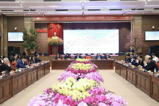 Thành uỷ Hà Nội gặp mặt lãnh đạo các cơ quan báo chí, văn nghệ sĩ, trí thức, nhà khoa học