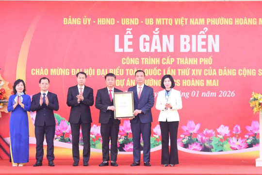 Chủ tịch HĐND Thành phố Phùng Thị Hồng Hà dự lễ gắn biển công trình chào mừng Đại hội Đảng toàn quốc lần thứ XIV tại Trường THCS Hoàng Mai