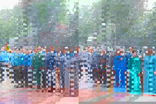 Lãnh đạo thành phố Hà Nội dâng hoa kỷ niệm 108 năm Cách mạng Tháng Mười Nga