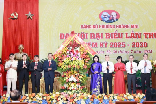 Phó Chủ tịch Thường trực HĐND Thành phố Phùng Thị Hồng Hà dự chỉ đạo tại Đại hội Đảng bộ phường Hoàng Mai