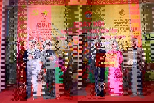 Đồng chí Phùng Thị Hồng Hà chung vui Ngày hội Đại đoàn kết tại phường Hà Đông