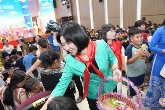 Phó Chủ tịch HĐND TP Hà Nội Phùng Thị Hồng Hà dự "Đêm hội Trăng rằm" tại xã Vân Đình