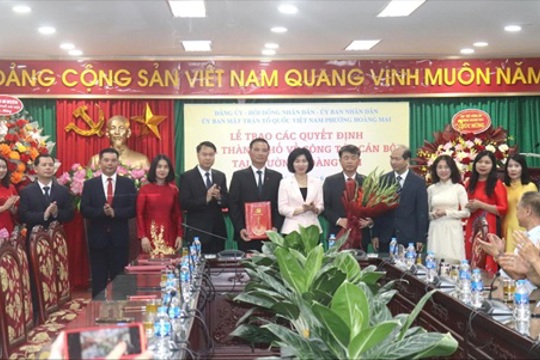 Phó Chủ tịch Thường trực HĐND Thành phố Phùng Thị Hồng Hà trao quyết định công tác cán bộ các phường: Hoàng Mai, Yên Sở, Lĩnh Nam, Vĩnh Hưng