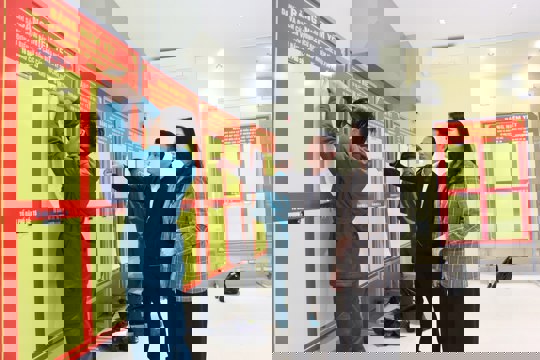 Cận cảnh một điểm niêm yết danh sách cử tri tại Hà Nội