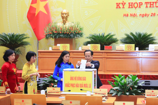 Đại biểu HĐND thành phố Hà Nội quyên góp ủng hộ đồng bào bị thiên tai