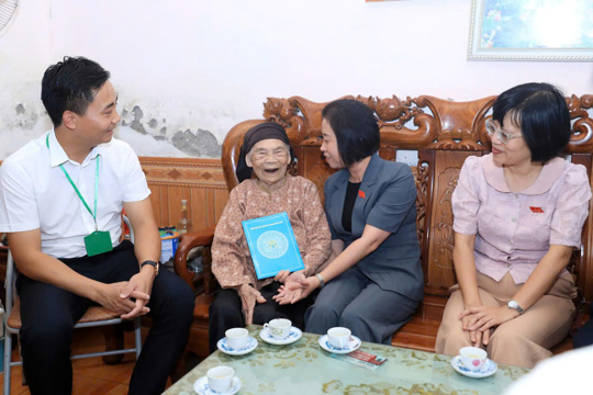 Đoàn ĐBQH thành phố Hà Nội thăm, tặng quà các gia đình có công tại xã Minh Châu