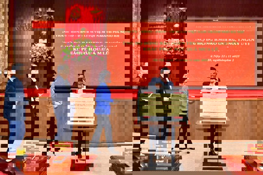 Cán bộ và nhân dân Thủ đô ủng hộ đồng bào miền Trung, Tây Nguyên khắc phục hậu quả mưa lũ 