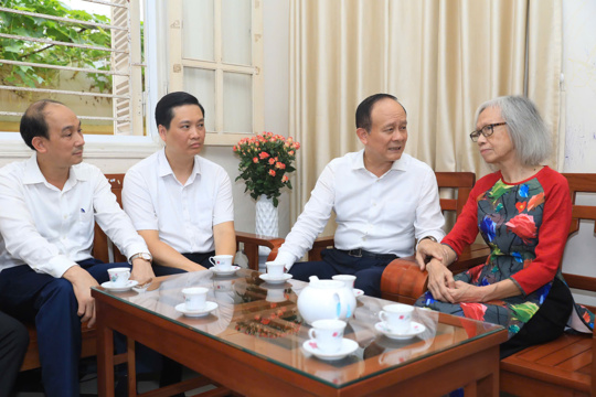 Chủ tịch HĐND Thành phố Hà Nội Nguyễn Ngọc Tuấn thăm gia đình nguyên Bí thư Thành uỷ Hà Nội Nguyễn Khang