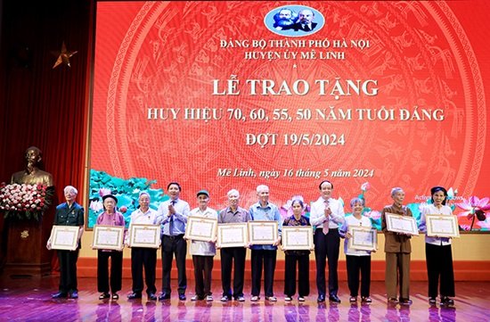 Chủ tịch HĐND Thành phố Nguyễn Ngọc Tuấn trao Huy hiệu Đảng tại huyện Mê Linh
