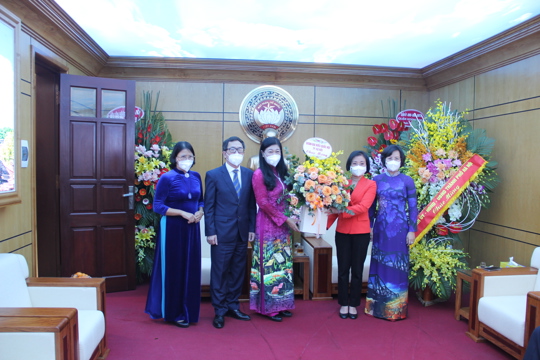 Phó trưởng Đoàn chuyên trách Phạm Thị Thanh Mai tặng hoa chúc mừng  Ủy ban Mặt trận Tổ quốc thành phố Hà Nội 