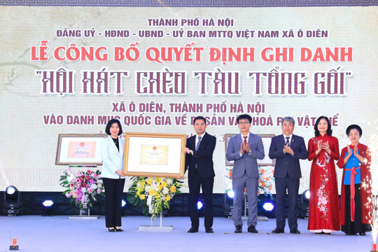 Chủ tịch HĐND Thành phố Phùng Thị Hồng Hà dự lễ công bố quyết định ghi danh “Hội hát Chèo Tàu Tổng Gối” vào danh mục Quốc gia về di sản văn hóa phi vật thể 