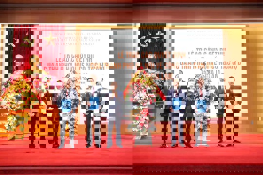 Phó Chủ tịch HĐND thành phố Hà Nội Phạm Quí Tiên trao quyết định về nhân sự tại các xã: Gia Lâm, Phù Đổng, Thuận An