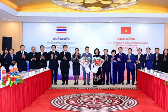 Chủ tịch HĐND thành phố Hà Nội Phùng Thị Hồng Hà tiếp và hội đàm với Đoàn đại biểu Hội đồng thành phố Bangkok  