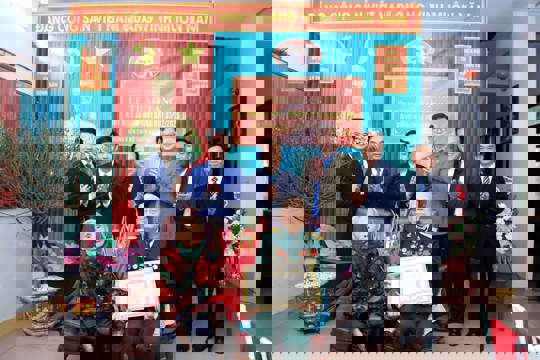 Phó Chủ tịch HĐND Thành phố Trần Thế Cương trao Huy hiệu 80 năm tuổi Đảng tặng Đảng viên Lê Tiến 