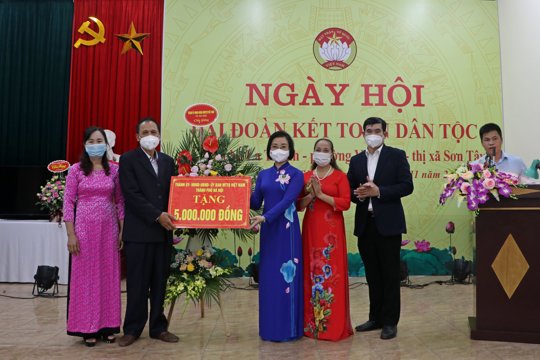 Đồng chí Phạm Thị Thanh Mai dự Ngày hội Đại đoàn kết tại Tổ dân phố La Thành - phường Viên Sơn