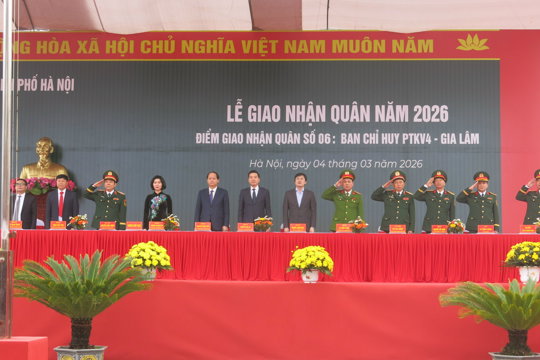 Đồng chí Phùng Thị Hồng Hà dự lễ giao, nhận quân tại điểm giao, nhận quân số 6