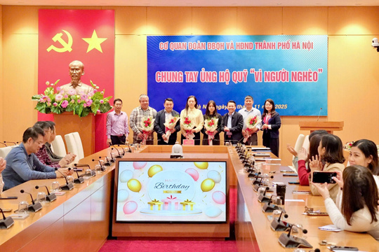 Văn phòng Đoàn ĐBQH và HĐND Thành phố Hà Nội tổ chức Lễ chào cờ, sinh hoạt chính trị tháng 11/2025 