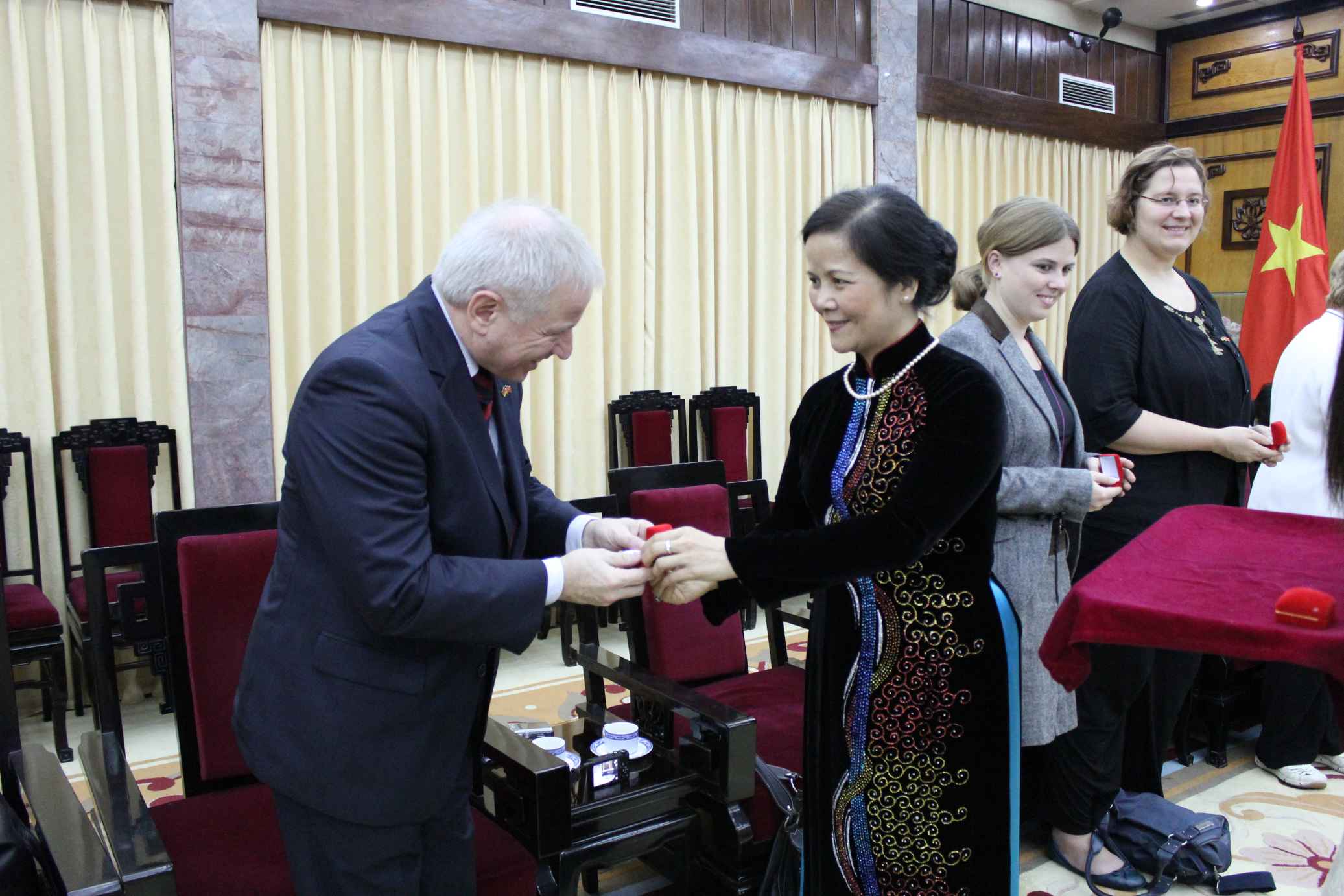 Chủ tịch Ngô Thị Doãn Thanh tặng quà các thành viên trong đoàn Berlin