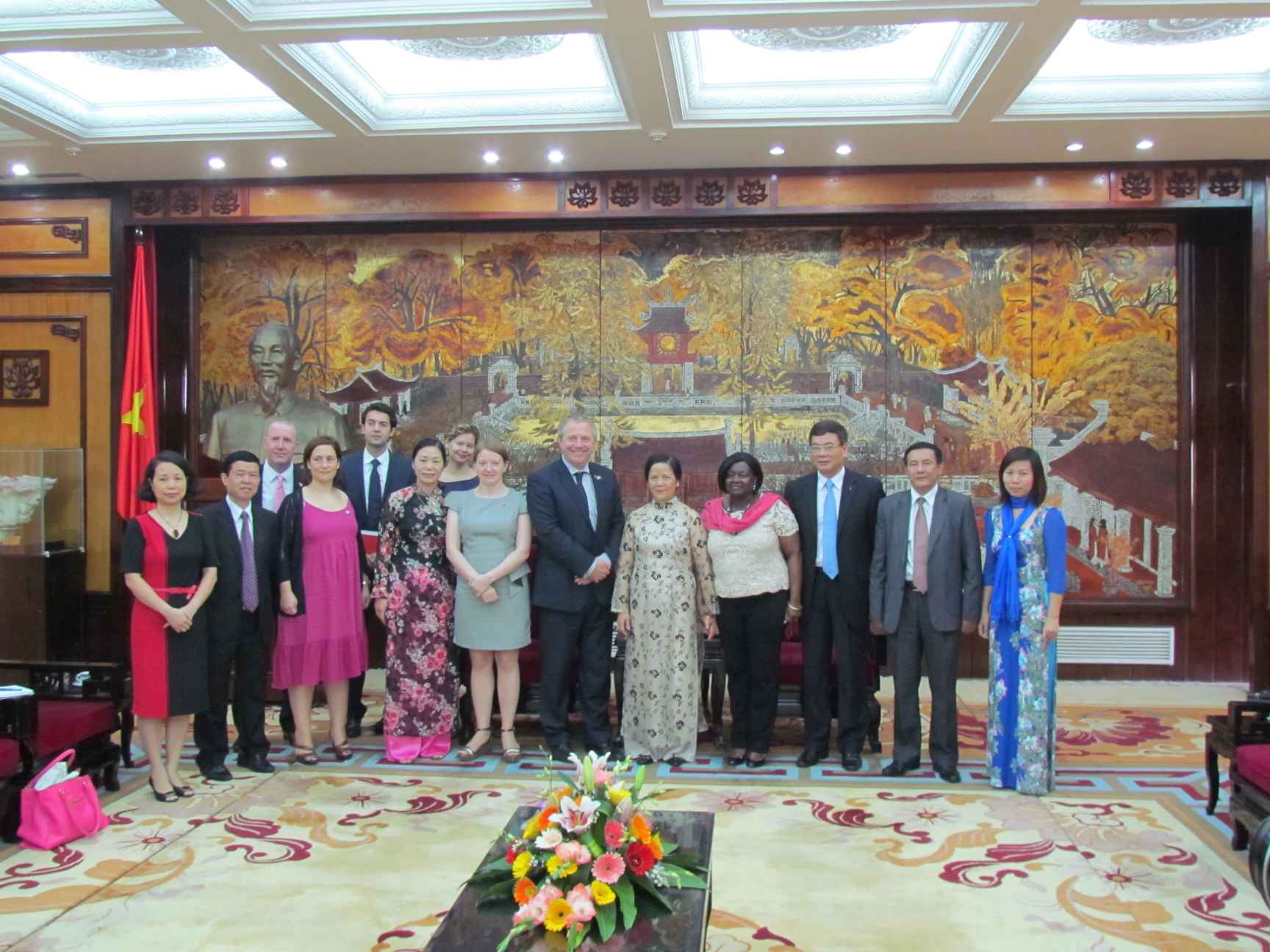 Hai đoàn chụp ảnh lưu niệm