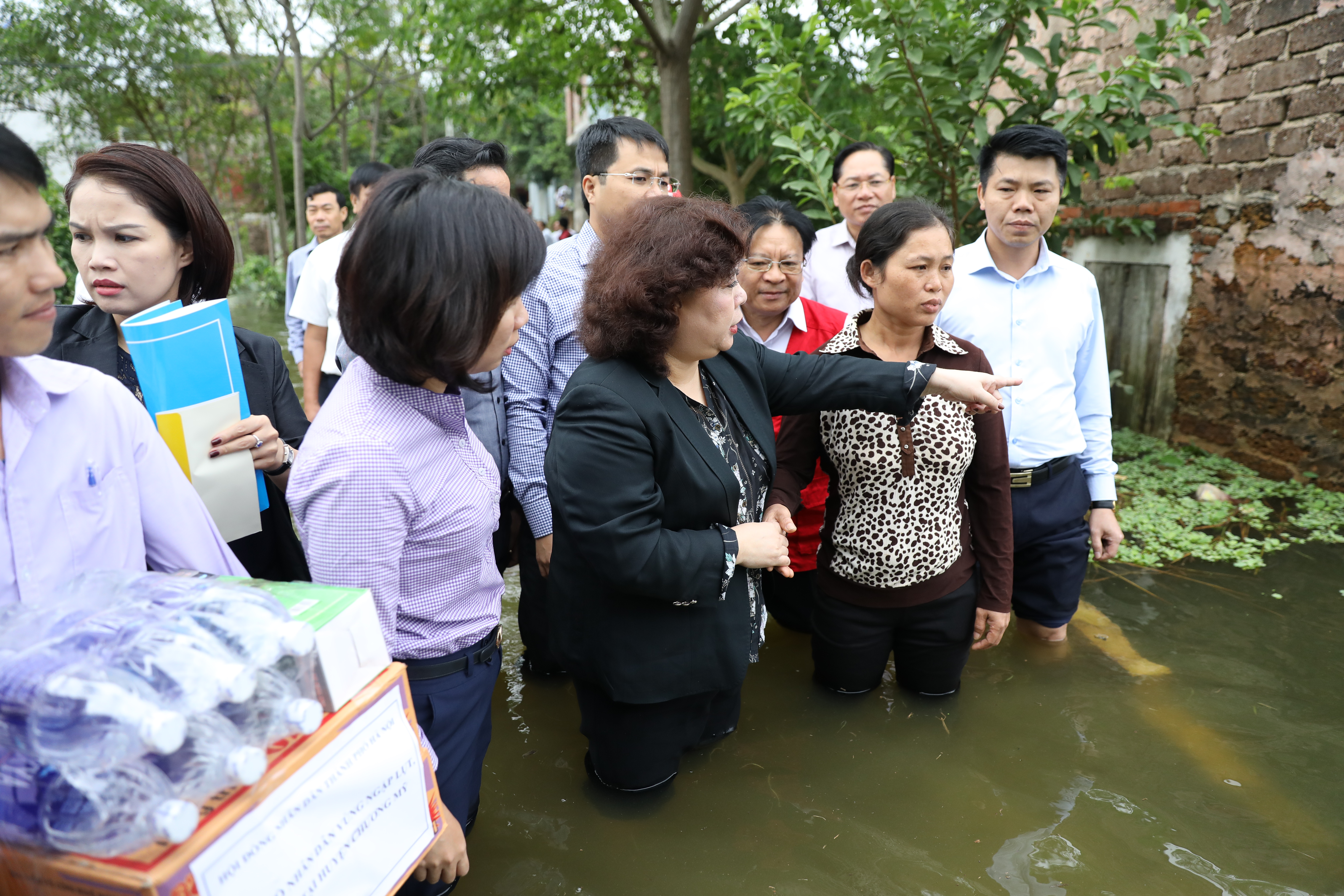 Chủ tịch HĐND thành phố Hà Nội thăm hỏi, tặng quà động viên cho nhân dân xã Tân Tiến