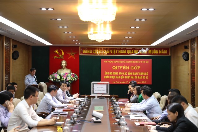 Quyên góp ủng hộ đồng bào các tỉnh Nam trung bộ khắc phục hậu quả thiệt hại do bão số 12 gây ra 