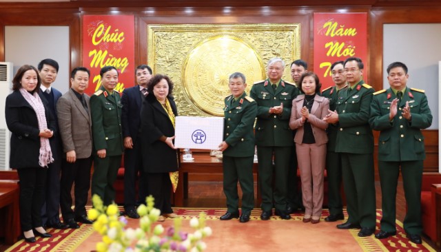 Chủ tịch HĐND thành phố Nguyễn Thị Bích Ngọc thăm, chúc Tết Tổng cục II - Bộ Quốc phòng