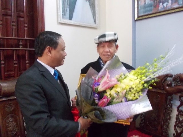 Chủ tịch HĐND huyện Ba Vì trao huy hiệu 70 năm tuổi Đảng cho Đảng viên xã Minh Quang