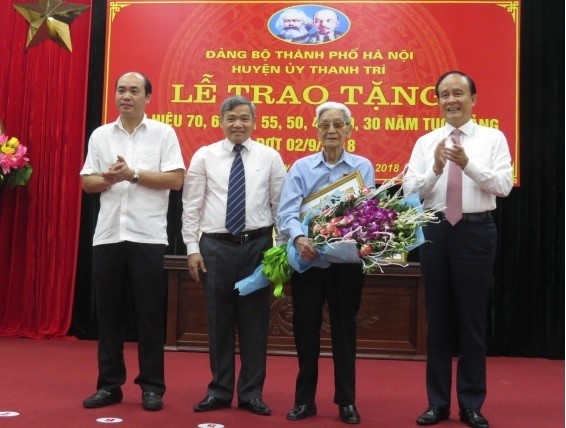 Phó Chủ tịch Thường trực HĐND TP trao Huy hiệu Đảng cho 233 đảng viên huyện Thanh Trì