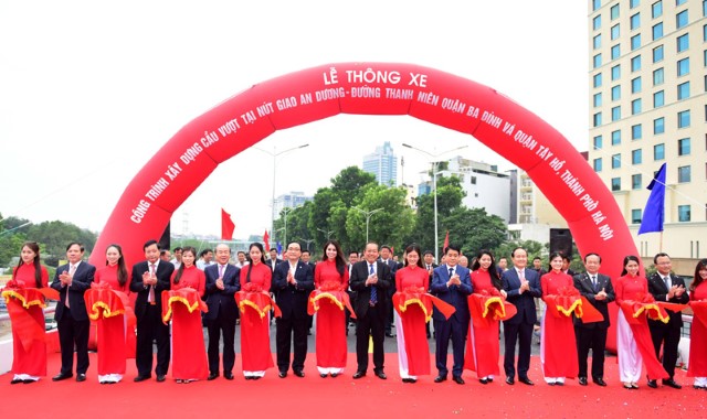 Phó Chủ tịch Thường trực HĐND TP Nguyễn Ngọc Tuấn dự lễ Thông xe cầu vượt tại nút giao An Dương - đường Thanh Niên