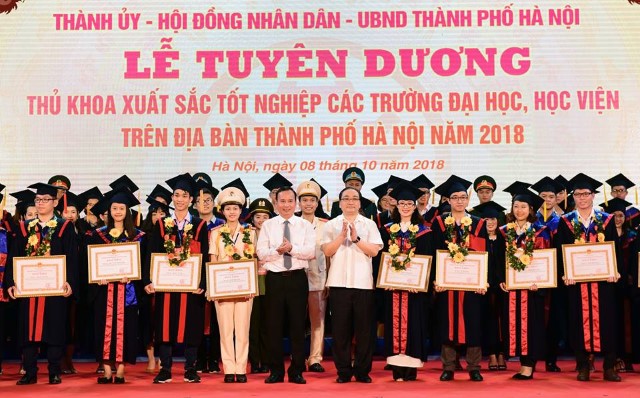 Phó Chủ tịch HĐND Thành phố Phùng Thị Hồng Hà dự tuyên dương 88 thủ khoa xuất sắc các trường đại học, học viện