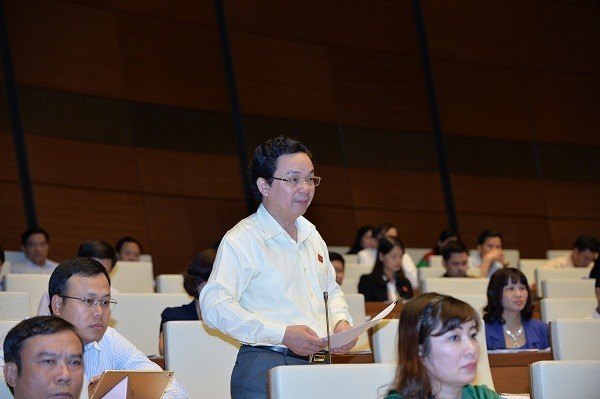 Đại biểu Hoàng Văn Cường tham gia ý kiến tại hội trường về dự thảo Luật Đầu tư công 