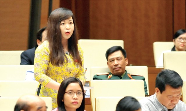 Đại biểu Vũ Thị Lưu Mai phát biểu tại hội trường về dự thảo Luật Đầu tư công