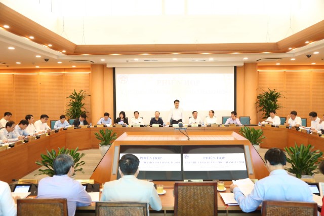 Phó Chủ tịch HĐND TP Phùng Thị Hồng Hà cùng đại diện các ban HĐND dự họp tập thể UBND thành phố Hà Nội 