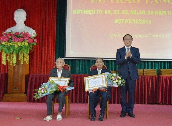 Phó Chủ tịch Thường trực HĐND TP Nguyễn Ngọc Tuấn trao Huy hiệu Đảng tại huyện Quốc Oai