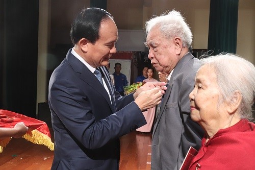 Phó Chủ tịch Thường trực HĐND TP trao Huy hiệu Đảng cho đảng viên quận Bắc Từ Liêm 