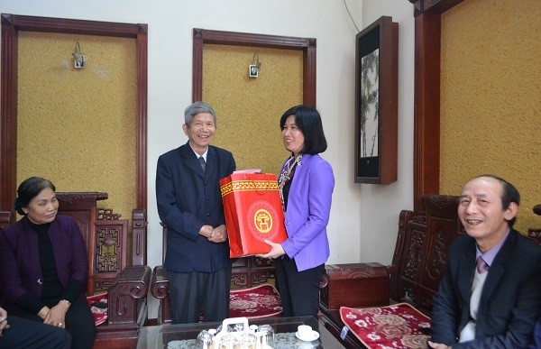 Phó Chủ tịch HĐND Thành phố tặng quà người có công tiêu biểu tại Hoài Đức