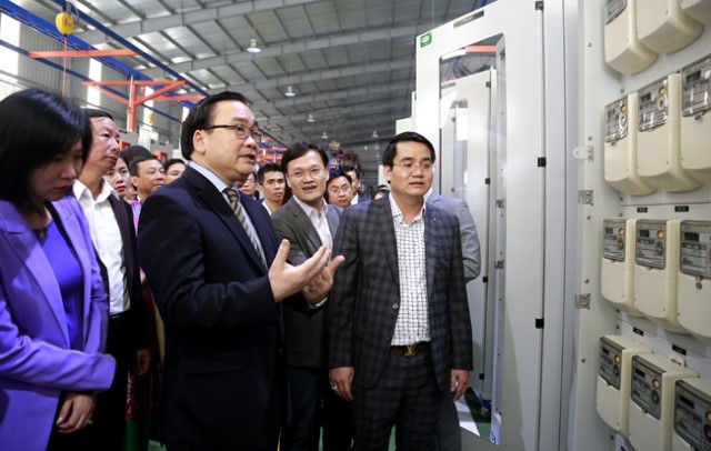 Phó Chủ tịch Phùng Thị Hồng Hà dự cùng Bí thư Thành ủy thăm, động viên không khí sản xuất của doanh nghiệp tại Thường Tín