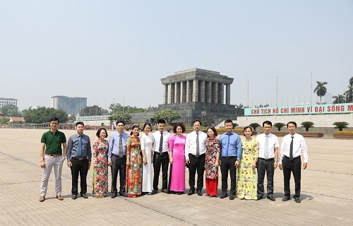 Chi bộ Phòng Tổng hợp: Viếng Lăng Bác và thăm quan Khu di tích Chủ tịch Hồ Chí Minh