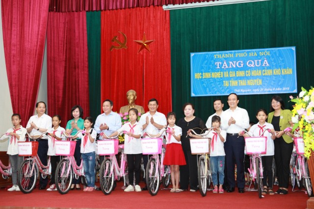 Chủ tịch HĐND dẫn đầu Đoàn công tác TP Hà Nội thăm, tặng quà gia đình có hoàn cảnh khó khăn tại thị xã Sông Công, tỉnh Thái Nguyên