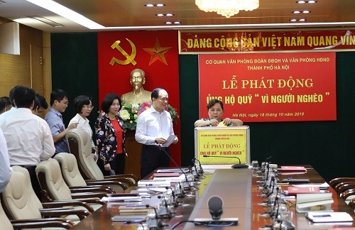 Cơ quan Văn phòng Đoàn ĐBQH và Văn phòng HĐND Thành phố ủng hộ Quỹ “Vì người nghèo” năm 2019 