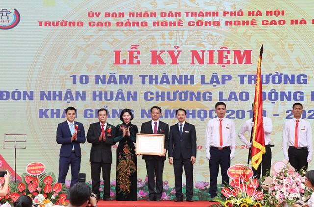 Phó Chủ tịch HĐND TP Phùng Thị Hồng Hà dự lễ kỷ niệm 10 năm thành lập Trường Cao đẳng nghề Công nghệ cao Hà Nội