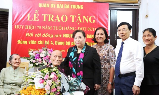 Chủ tịch HĐND TP trao Huy hiệu Đảng cho các đảng viên lão thành quận Hai Bà Trưng 
