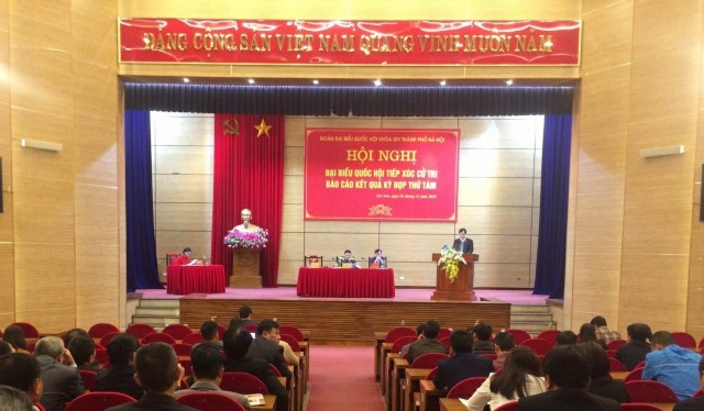 Đại biểu Quốc hội tiếp xúc cử tri báo cáo kết quả kỳ họp thứ Tám, Quốc hội khóa XIV tại huyện Sóc Sơn. 