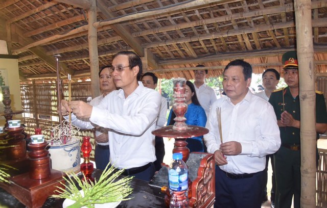 Đồng chí Nguyễn Ngọc Tuấn cùng lãnh đạo Thành phố dâng hương tại Nhà lưu niệm Bác Hồ, xã Cần Kiệm, huyện Thạch Thất