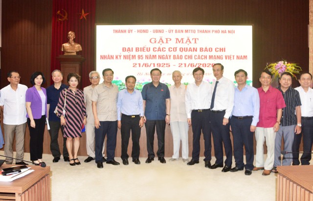 Phó Chủ tịch Phùng Thị Hồng Hà cùng lãnh đạo TP gặp mặt đại biểu các cơ quan thông tấn, báo chí