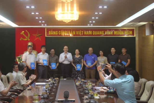 Thường trực HĐND TP: Tri ân tới gia đình cán bộ, công chức cơ quan có bố, mẹ là liệt sỹ, thương binh, nạn nhân chất độc mầu da cam