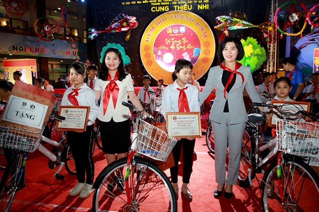 Phó Chủ tịch HĐND Thành phố Phùng Thị Hồng Hà chung vui “Đêm hội trăm rằm” với các em thiếu nhi có hoàn cảnh khó khăn